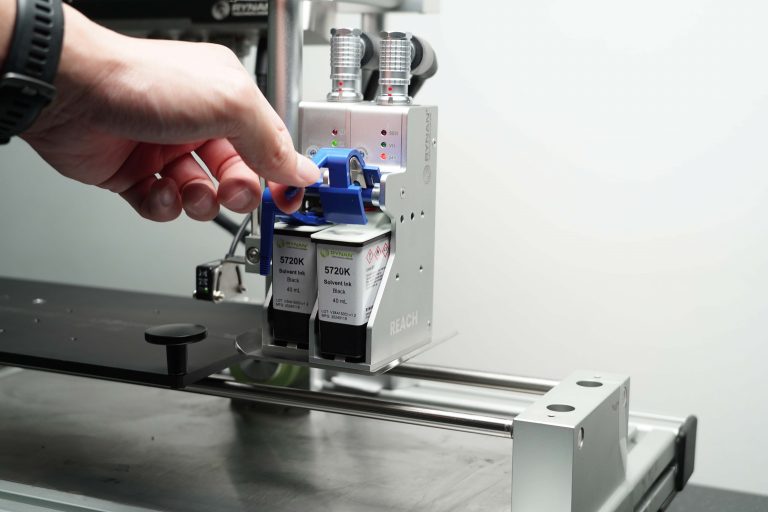 Impressora industrial TIJ com duas cabeças de impressão reach